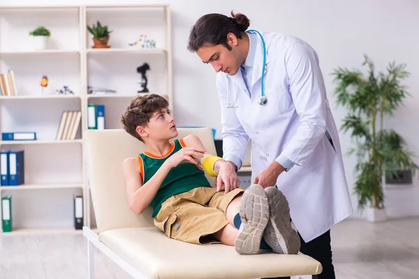 Hasta çocuk genç erkek doktor çocuk doktorunu ziyaret ediyor. — Stok fotoğraf