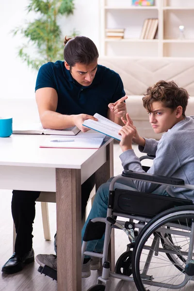 Padre e figlio disabile nel concetto di istruzione — Foto Stock