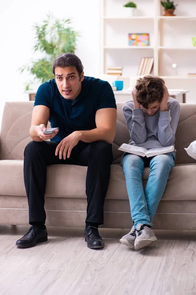 Padre e figlio nel concetto di preparazione agli esami — Foto Stock