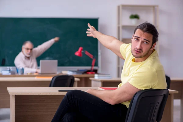 Alt lehrer und jung männlich student im die klassenzimmer — Stockfoto