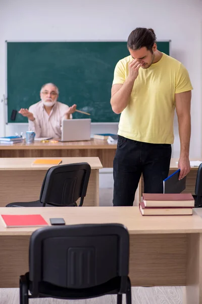 Gamla lärare och ung manlig elev i klassrummet — Stockfoto