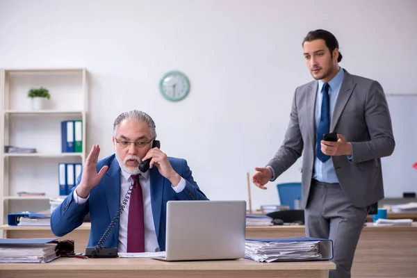 Dois empregados do sexo masculino que trabalham no escritório — Fotografia de Stock