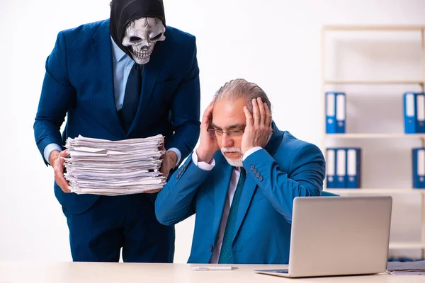 Oude zakenman werknemer krijgt te maken met de duivel — Stockfoto