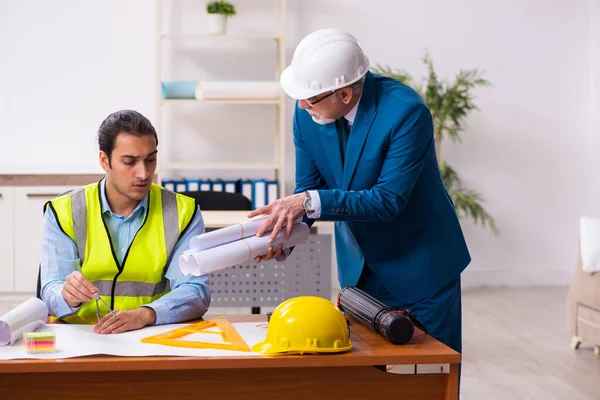 Dois arquitetos trabalhando no escritório — Fotografia de Stock