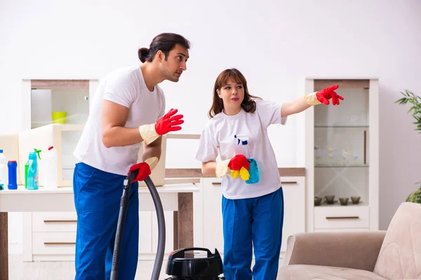 Jeune paire faisant des travaux ménagers à la maison — Photo