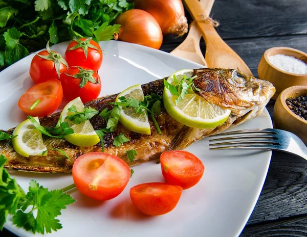 Pescado frito servido en el plato — Foto de Stock