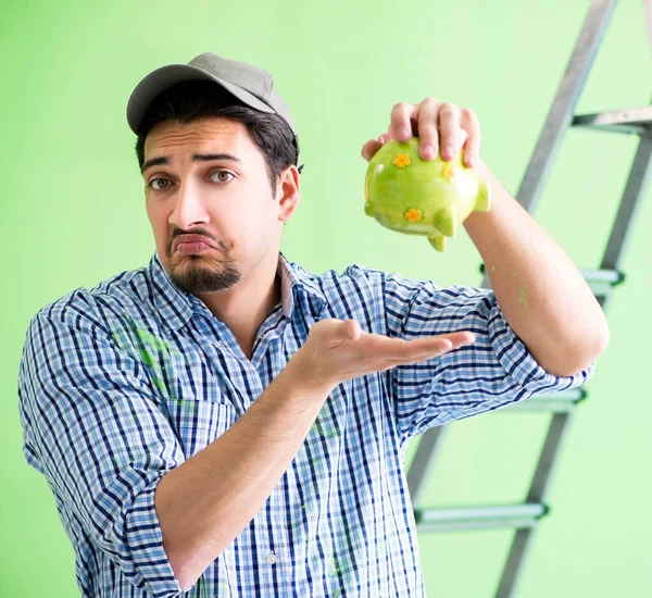 Молодой художник делает ремонт дома — стоковое фото