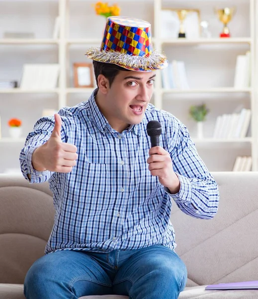 Lustiger Mann singt zu Hause Lieder im Karaoke — Stockfoto