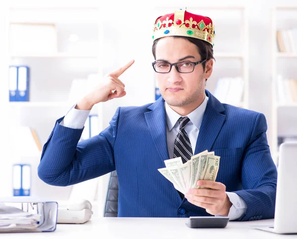 Homme d'affaires roi avec de l'argent dans le bureau — Photo