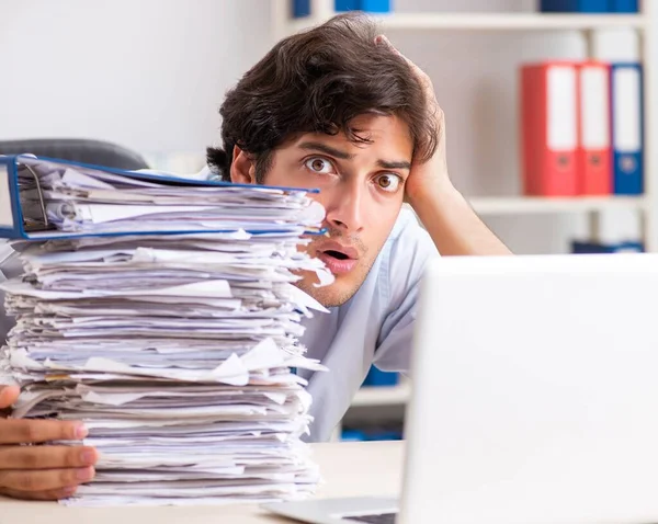Överbelastad upptagen anställd med för mycket arbete och pappersarbete — Stockfoto