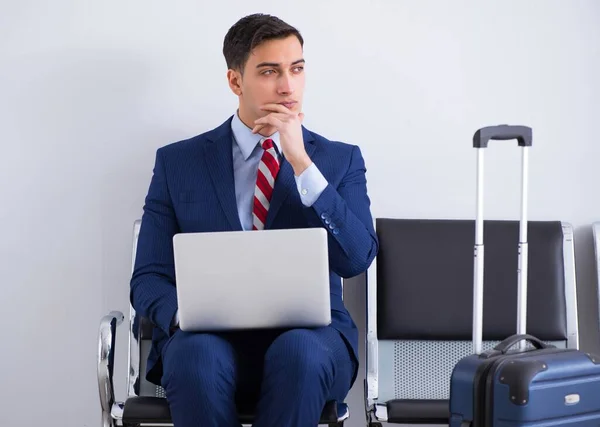 Homem a embarcar na sala de estar do aeroporto — Fotografia de Stock