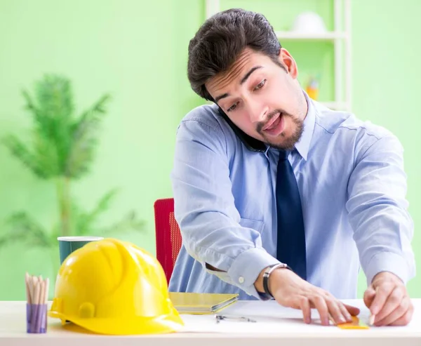 Joven arquitecto masculino trabajando en el proyecto — Foto de Stock