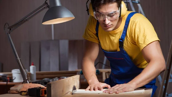 Werknemer werkzaam in reparatiewerkplaats in houtbewerkingsconcept — Stockfoto