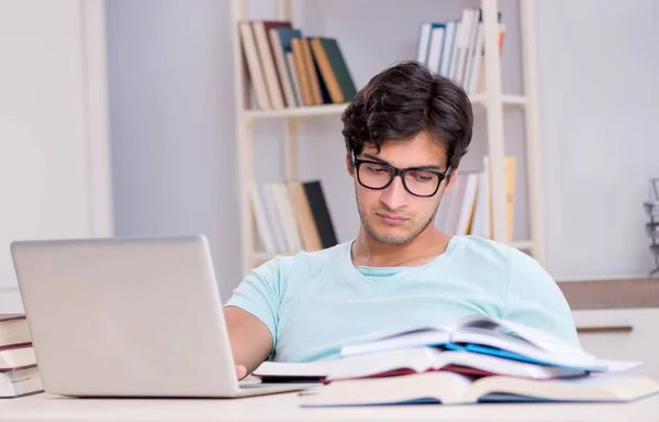 Mladý student v konceptu telelearningu — Stock fotografie