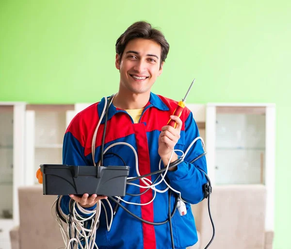 Elektriker entreprenör med trassliga kablar — Stockfoto