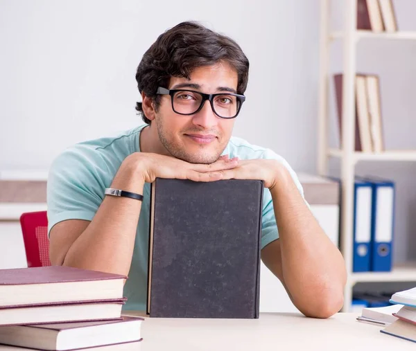 Joven estudiante guapo preparándose para los exámenes escolares — Foto de Stock