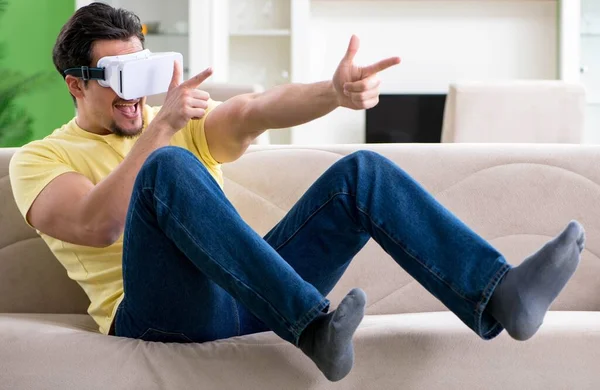 Jongeman met virtual reality bril — Stockfoto