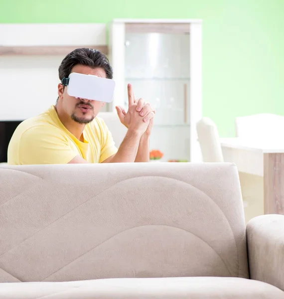 Jeune homme avec lunettes de réalité virtuelle — Photo