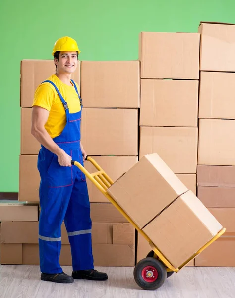 Homem empreiteiro que trabalha com caixas de entrega — Fotografia de Stock