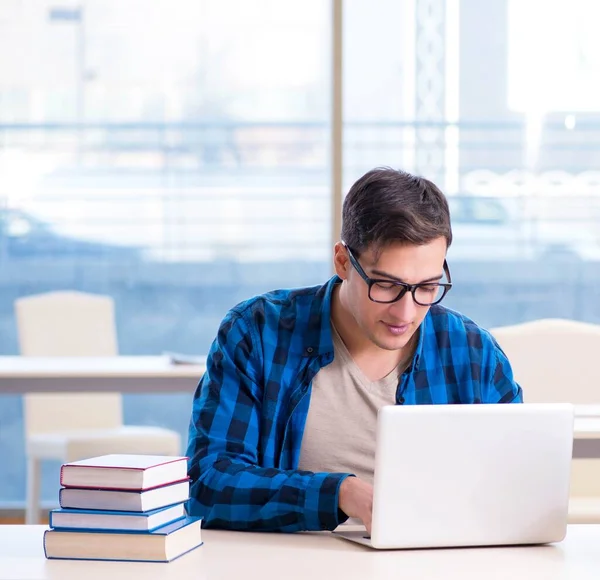 Leerling in afstandsonderwijs concept lezen in lib — Stockfoto