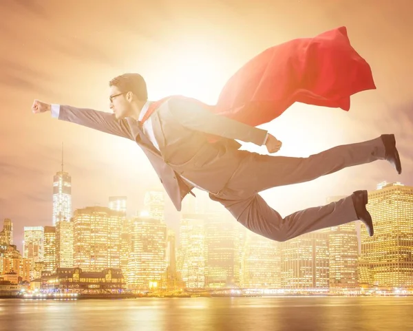 Homem de negócios super-herói voando sobre a cidade — Fotografia de Stock