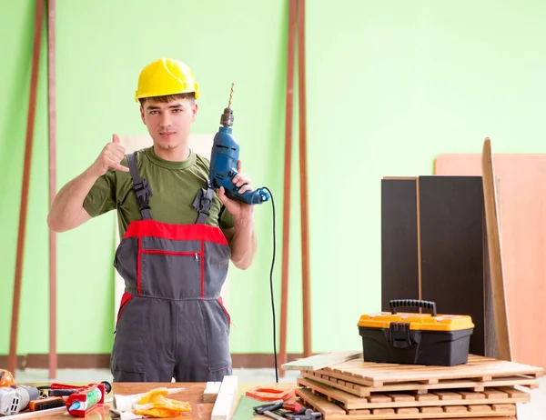 Joven carpintero trabajando en taller — Foto de Stock