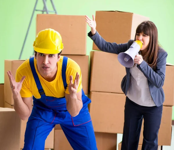 Mujer jefe y hombre contratista trabajando con cajas de entrega —  Fotos de Stock