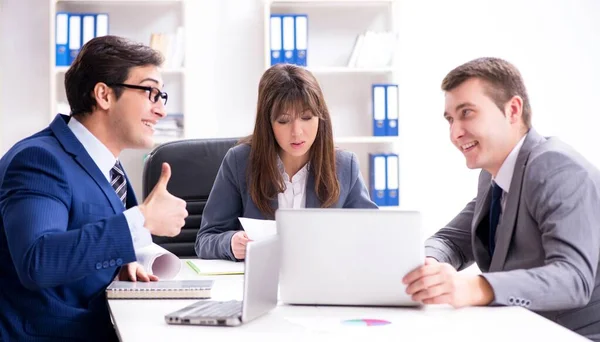 Geschäftstreffen mit Mitarbeitern im Büro — Stockfoto