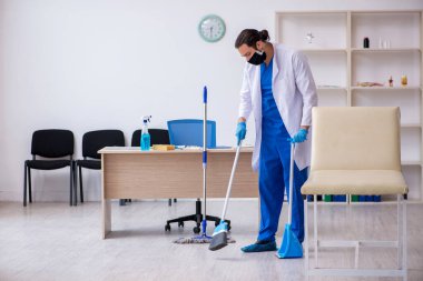 Genç erkek müteahhit salgın konseptinde dezenfekte kliniği