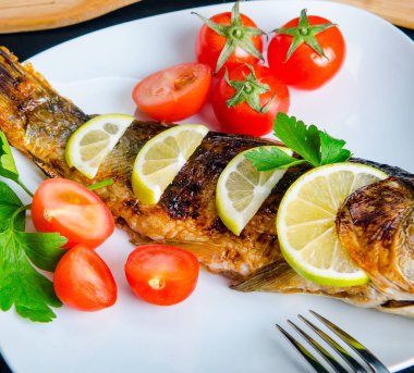 Kızarmış balık tabakta servis edilir.