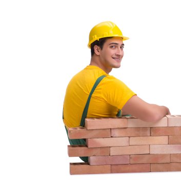 Yakışıklı inşaat işçisi tuğla duvar inşa ediyor.