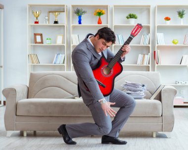 İş adamı tatile gidişini kutluyor