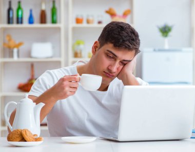 Serbest yazar uzun bir geceden sonra uykuya dalıyor.