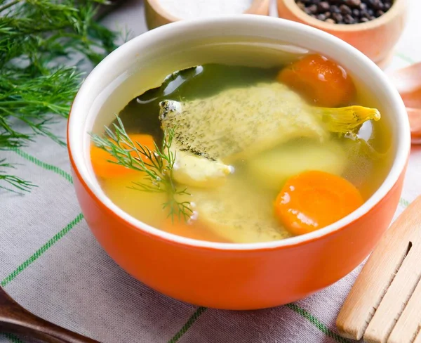 Sopa de peixe servida na mesa em prato — Fotografia de Stock