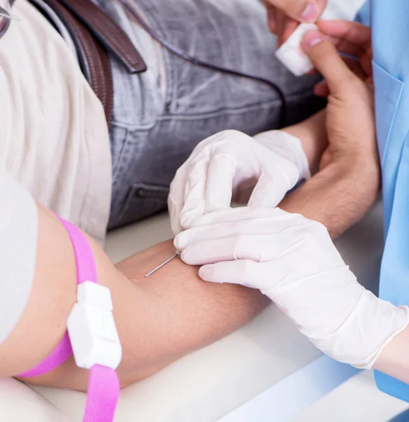 Paciente recibiendo transfusión de sangre en clínica hospitalaria — Foto de Stock