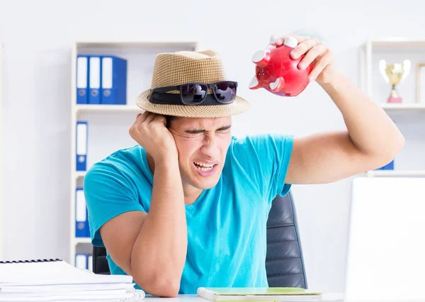 Der Geschäftsmann bereitet sich im Büro auf den Urlaub vor — Stockfoto