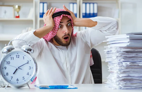 Arabe homme d'affaires travaillant dans le bureau faire de la paperasse avec un pi — Photo