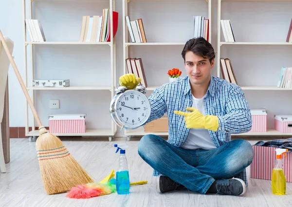 Homme faisant le ménage à la maison — Photo