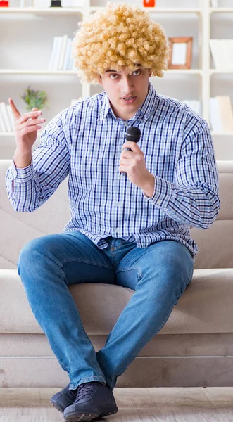 Funny man singing songs in karaoke at home — Stock Photo, Image