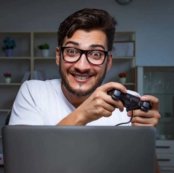 Junger Mann spielt viele Stunden zu spät im Büro — Stockfoto