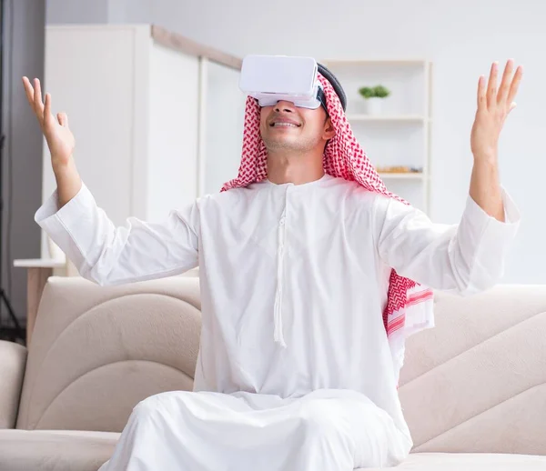 Arab man with virtual reality glasses — Stock Photo, Image