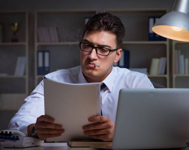 Stres altındaki iş adamı ofiste sigara içiyor