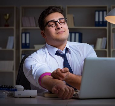 İşadamı uyuşturucudan geç saatlere kadar ofiste kalıyor.