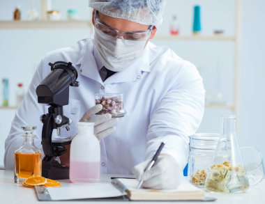 Laboratuvarda parfüm karıştıran bir kimyager.