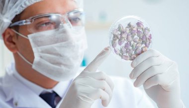 Laboratuvarda parfüm karıştıran bir kimyager.