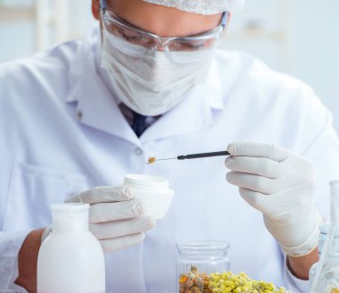 Laboratuvarda parfüm karıştıran bir kimyager.