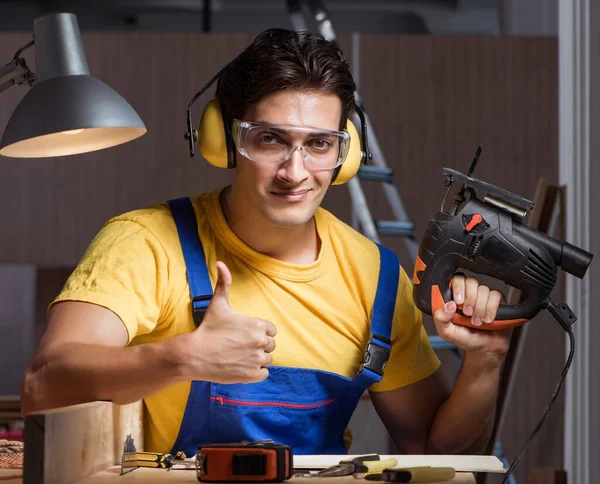 El trabajador que trabaja en taller de reparación en concepto de carpintería — Foto de Stock