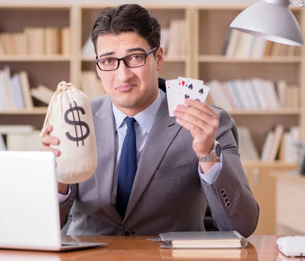 Geschäftsmann zockt bei der Arbeit Karten — Stockfoto