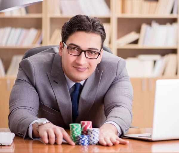 Affärsman spelande spelkort på jobbet — Stockfoto