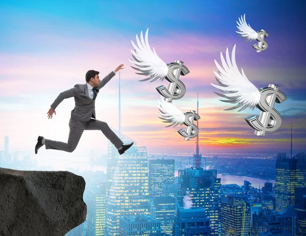 Biznesmen goni anielskie dolary w koncepcji biznesu — Zdjęcie stockowe